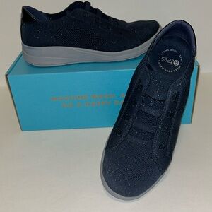 BZeees Golden knit slip on sneaker size 6
1 1/4 inch heel
Machine Washable